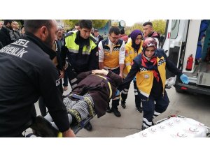 Elektrikli bisiklet seyyar arabaya çarparak devrildi: 1 yaralı