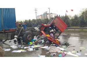 Otomobille çarpışan tır, bariyerlere çarpıp parçalandı: 3 yaralı