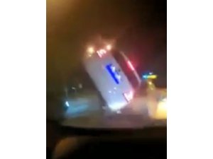 Trafik ışıklarındaki kaza anı cep telefonu kamerasına yansıdı