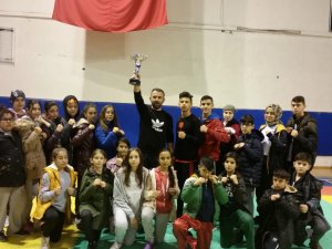 Kick boksculardan 12 madalya