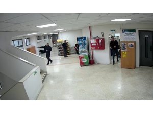 Silahla belediyeyi basan kişi güvenlik kamerasında