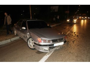 Otomobille çarpışan araç metrelerce sürüklendi