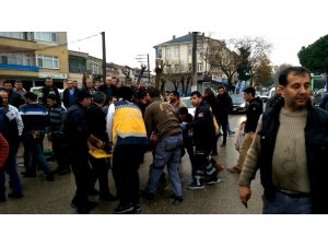 Kazada yaralanan yaşlı adam kamyonetin kasasında hastaneye götürüldü