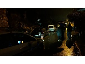 Yağmur sebebi ile çöken istinat duvarının altında kalan 2 araç kullanılmaz hale geldi