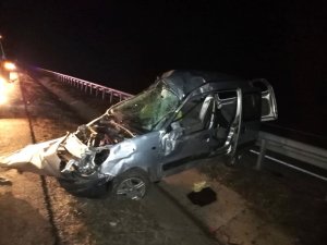 Ticari araç bariyerlere çarptı : 1 yaralı