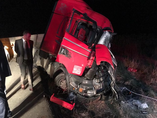 Kazada tırın kabinine sıkışan sürücü 40 dakikada kurtarılabildi