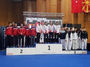 Kağıtsporlu  karateciler Avrupa’dan başarılarla döndüler