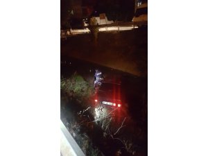 Otomobiliyle sulama kanalına uçan kişinin hırsızlık suçundan arandığı çıktı