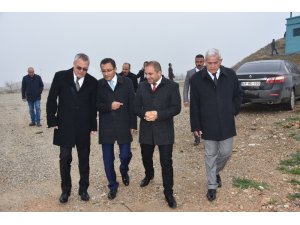 Vali Deniz, Alaşehir’de Sera OSB’sinin yapılacağı araziyi inceledi