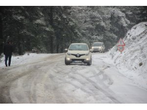 Kar ani bastırdı, hazırlıksız sürücüler yolda mahsur kaldı