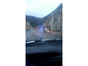 Antalya’da yola yuvarlanan dev kaya korkuttu