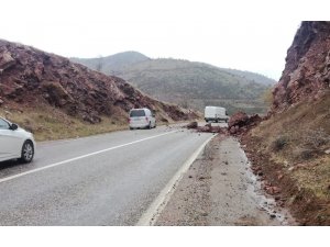 Dağlardan kopan kayalar yola düştü