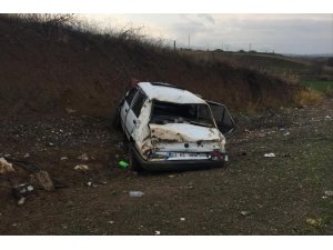 Direksiyon hakimiyetini kaybeden sürücü tepeye çarptı: 1 ölü, 3 yaralı
