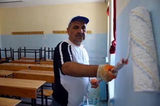 Okulun hem müdürü hem de boyacısı