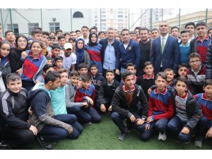 Gazişehirli futbolcular, lise öğrencileriyle bir araya geldi