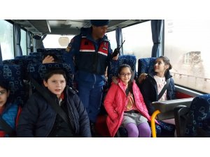 Amasya’da jandarma ekipleri okul servislerini denetledi