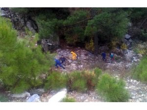 Kamyonet uçuruma yuvarlandı: 1 ölü, 1 yaralı