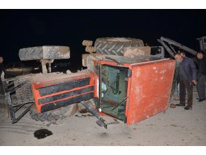 Otomobille çarpışan traktör devrildi: 1 yaralı