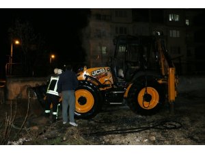 Park halindeki iş makinesi alev alev yandı