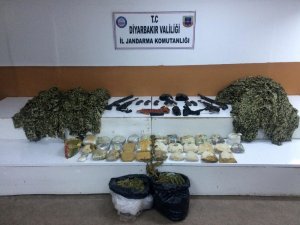 Teröristin çantasından 44 kilo esrar ve mühimmat çıktı