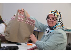 Çevreyi korumak için bez torba dikiyorlar