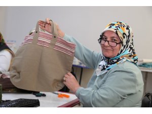 Naylon poşet yasağı için kolları sıvayıp bez torba diktiler