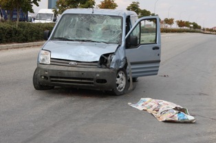 Kamyonet çocukların arasına daldı