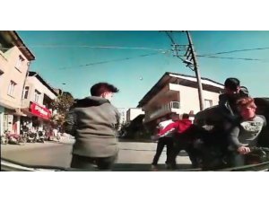 Bir motora beş kişi bindiler, karşı şeride geçip otomobile çarptılar