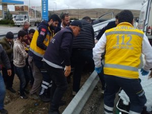 Bariyerlere çarpan otomobil takla attı: 4 yaralı