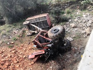 Tuğla yüklü traktör duvardan uçtu: 1 ağır yaralı