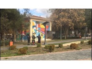 Çocuk parkındaki trafo bomba gibi patladı