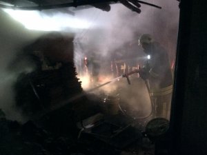 Bacadan sıçrayan kıvılcım kömürlüğü küle çevirdi