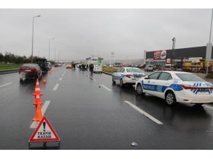 Polisten kaçan araç refüje çarpıp yan yattı: 1’i ağır 2 yaralı