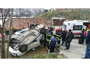 Hızını alamayan otomobil evin bahçesine uçtu