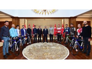 Kocaeli’de spor kulüplerine bisiklet hediye edildi