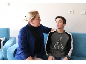 O komisyondaki kadın evinin kapılarını basına açtı