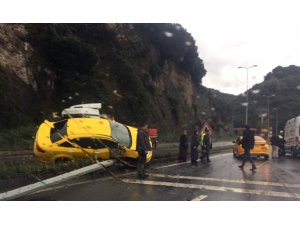 Kaza yapan taksi yoldan kaldırılırken, 3 araç birbirine girdi