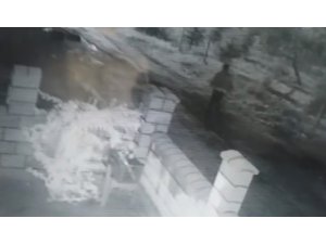 Camını kırdıkları araçtaki 15 bin TL’lik inşaat malzemesini çaldılar