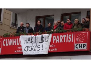 CHP İl Başkanlığı tarafından yönetimden alınan ilçe teşkilatı üyeleri ilçe binasını işgal etti