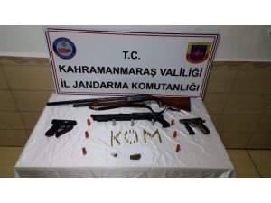 Eğlence merkezinde ruhsatsız silah ele geçirildi