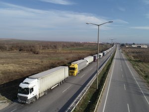 Kapıkule'de 13 kilometre tır kuyruğu