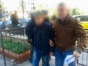 Kuşadası polisi çeşitli suçlardan aranan 2 zanlıyı yakaladı