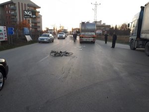 Bisikletin üzerindeki 3 çocuğa kamyon çarptı: 2’si ağır, 1’i hafif yaralı
