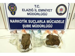 Vücuduna sardığı 870 gram esrarla yakalandı