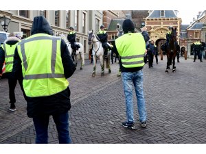 Hollanda'da sarı yelekliler protestosu
