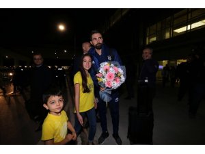 Fenerbahçe’ye İzmir’de çiçekli karşılama