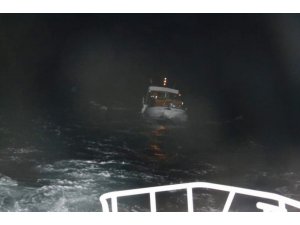 Kuşadası Körfezi’nde sürüklenen teknedeki 2 kişi kurtarıldı