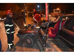 Kontrolden çıkan otomobil aydınlatma direğine çarptı