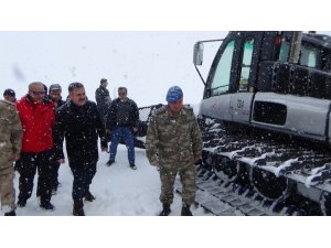 Vali Akbıyık, Merga Bütan Kayak Tesislerinde incelemelerde bulundu