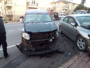 Hafif ticari araçla otomobil çarpıştı: 1 yaralı